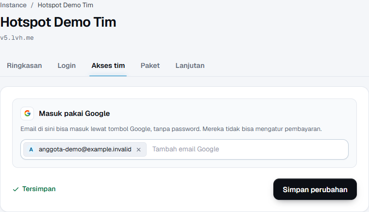Alamat demo anggota-demo@example.invalid terlihat sebagai entri dengan tombol hapus dan status Tersimpan.